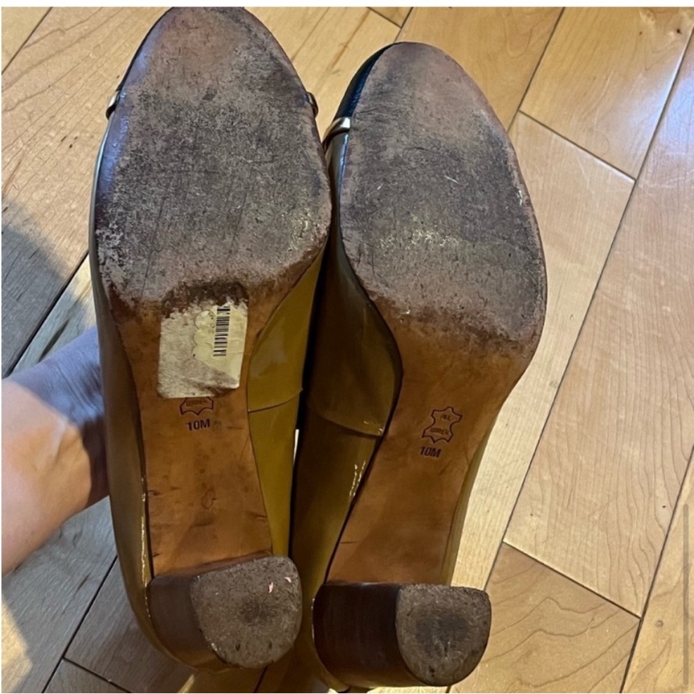 Tory Burch Cap Toe Tan and Black Color block pump heels with metal logo size ten - Picture 10 of 12